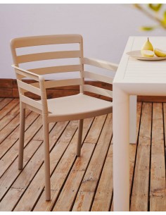 Silla con brazos de plástico para exterior apilable... 2