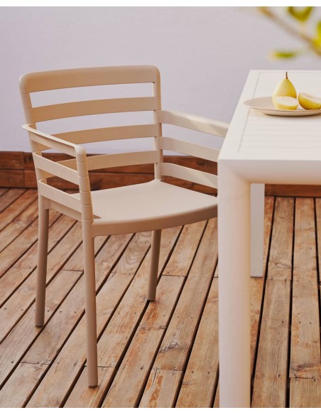 Silla con brazos de plástico para exterior apilable Nariet beige.