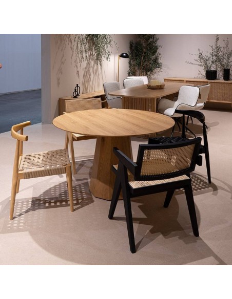 Mesa redonda de diseño ETNIC 120 en madera natural.