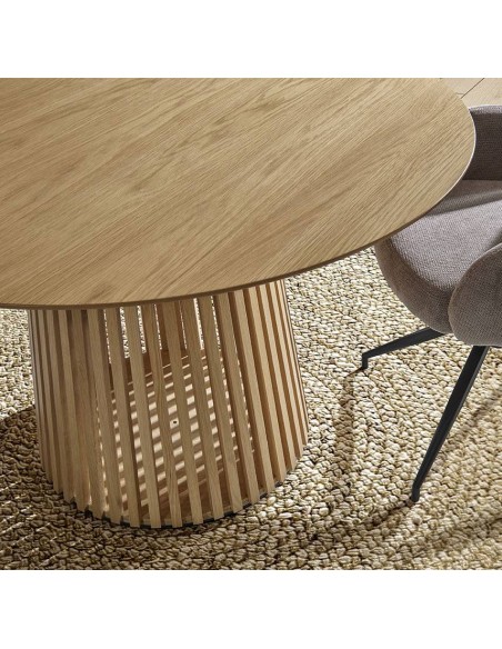 Mesa redonda étnica RUNE 120 en madera natural.