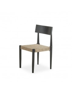 Cadeira design Nina feita de madeira natural e corda beige.
