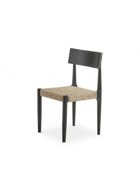 Cadeira design Nina feita de madeira natural e corda beige.