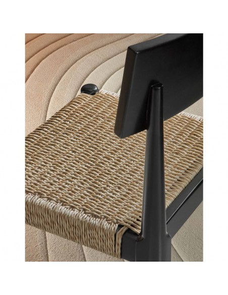 Cadeira design Nina feita de madeira natural e corda beige.