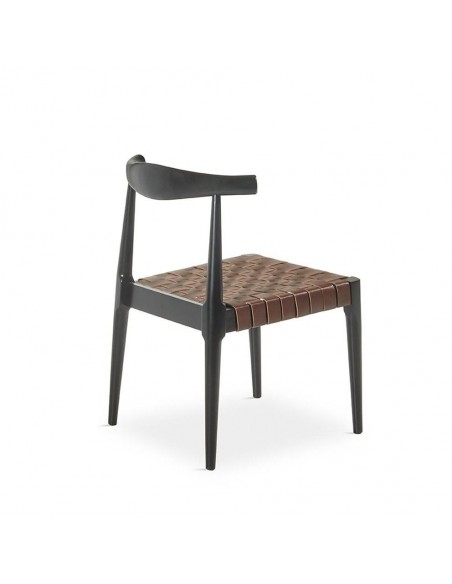 Cadeira design CALIX, couro marrom e madeira natural na cor preta.