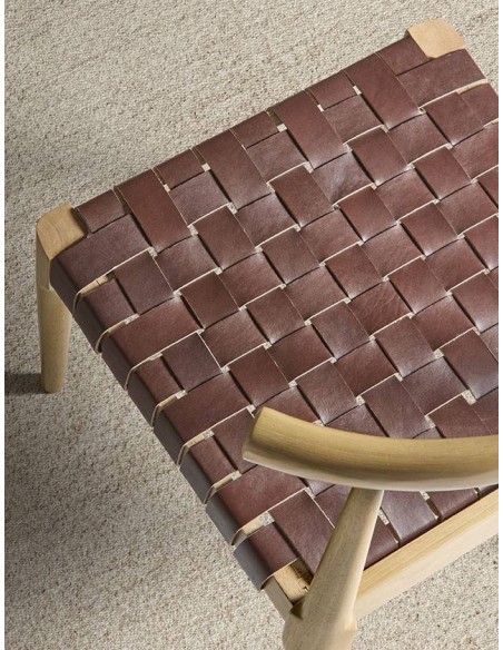 Silla de diseño CALIX, piel marrón y madera natural.