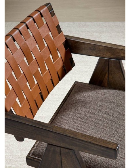 Silla con brazos MELKY, madera natural acabado nogal.