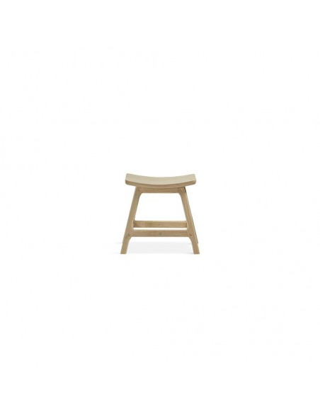Banqueta baixa ENNIT, acabamento em madeira natural.