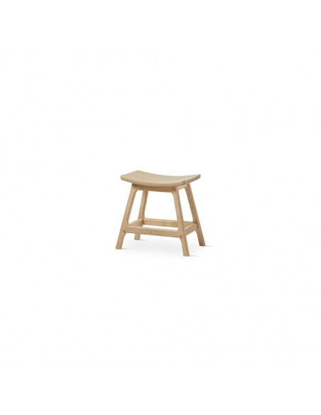 Taburete bajo ENNIT 45, madera acabado natural.