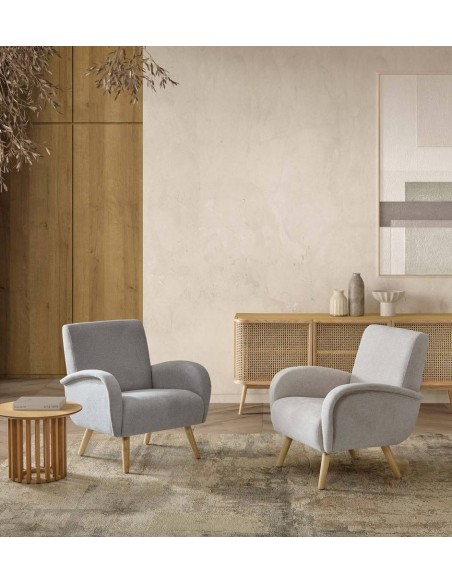 Butaca Patio de tejido beige y patas de madera maciza.