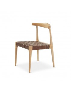Silla de diseño CALIX, piel marrón y madera natural.