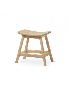 Taburete bajo ENNIT 45, madera acabado natural.