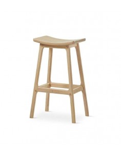 Taburete bar ENNIT 73, madera acabado natural.