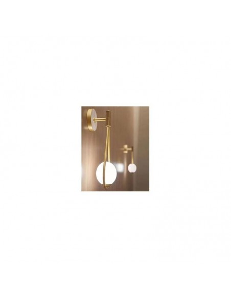 Aplique de pared BRADY, metal dorado y esfera blanca.
