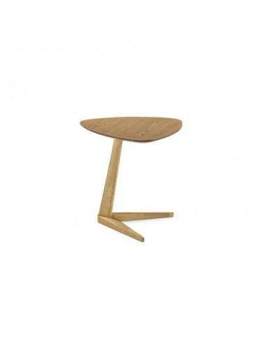 Mesa auxiliar triangular LARA en madera natural.