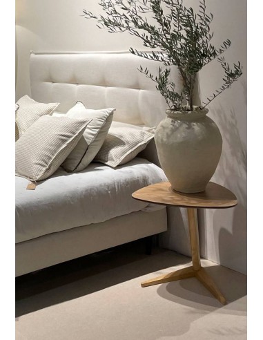 Mesa auxiliar triangular LARA en madera natural.