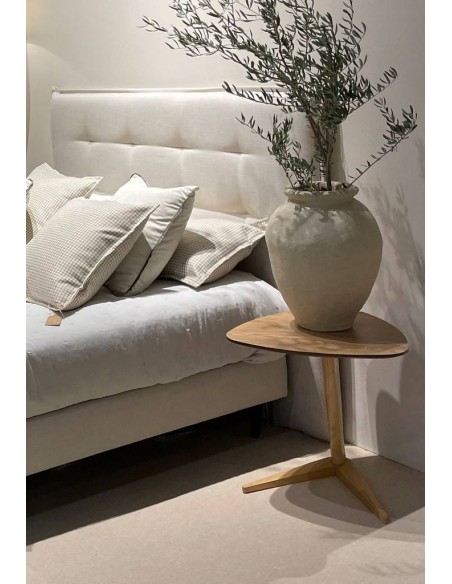 Mesa auxiliar triangular LARA en madera natural.
