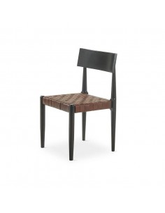 Silla Calixta de piel marron y madera con acabado en negro.