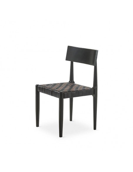 Silla Calixta de piel y madera con acabado en negro.