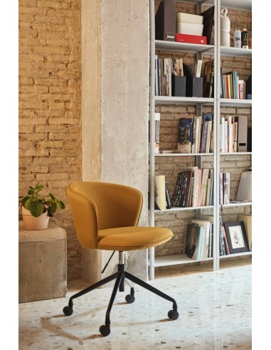 SILLA DE TEULAT ADD CON RUEDAS EN TEJIDO MOSTAZA.