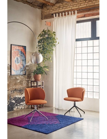 SILLA DE TEULAT ADD GIRATORIA EN CUERO SINTÉTICO COLOR TERRACOTA PATAS CROMADAS.