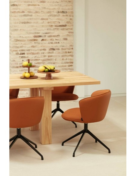 CADEIRA GIRATÓRIA TEULAT ADD EM COR TERRACOTTA DE COURO SINTÉTICO PERNAS EM PRETO.