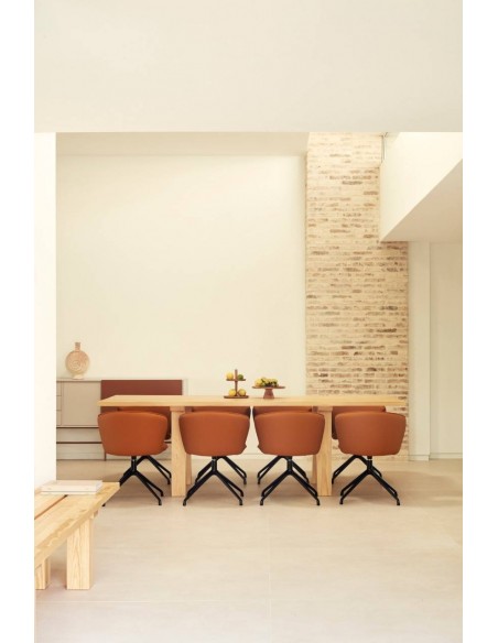 SILLA DE TEULAT ADD GIRATORIA EN CUERO SINTÉTICO COLOR TERRACOTA PATAS NEGRAS.