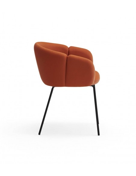 SILLA DE TEULAT ADD CON BRAZOS EN CUERO SINTÉTICO TERRACOTA Y PATAS DE METAL NEGRAS.