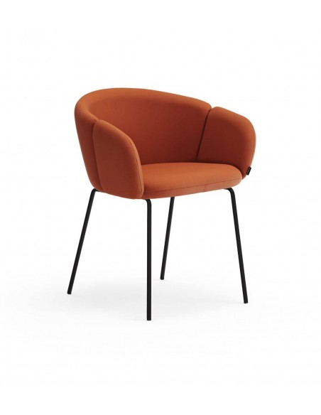 SILLA DE TEULAT ADD CON BRAZOS EN CUERO SINTÉTICO TERRACOTA Y PATAS DE METAL NEGRAS.