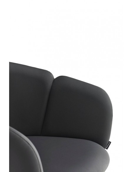 SILLA DE TEULAT ADD CON BRAZOS EN CUERO SINTÉTICO NEGRO Y PATAS DE METAL NEGRAS.