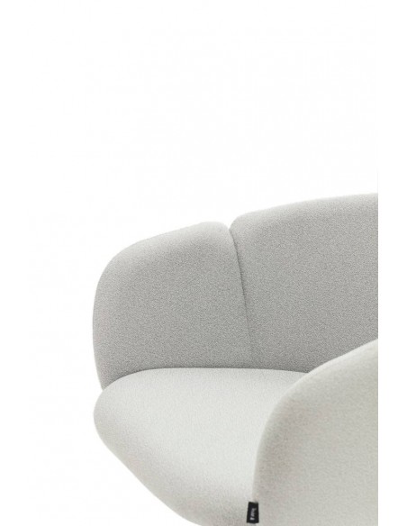 SILLA DE TEULAT ADD CON BRAZOS EN TEJIDO GRIS CLARO Y PATAS DE METAL NEGRAS.