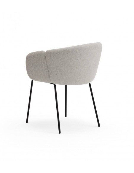 SILLA DE TEULAT ADD CON BRAZOS EN TEJIDO GRIS CLARO Y PATAS DE METAL NEGRAS.
