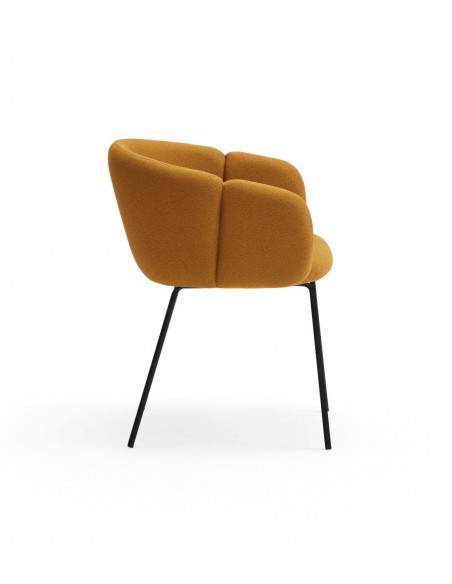 SILLA DE TEULAT ADD CON BRAZOS EN TEJIDO MOSTAZA Y PATAS DE METAL NEGRAS.