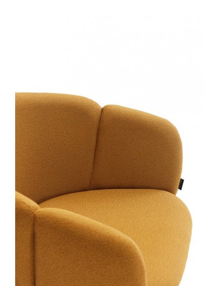 SILLA DE TEULAT ADD CON BRAZOS EN TEJIDO MOSTAZA Y PATAS DE METAL NEGRAS.