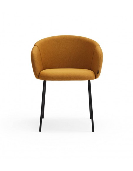 SILLA DE TEULAT ADD CON BRAZOS EN TEJIDO MOSTAZA Y PATAS DE METAL NEGRAS.