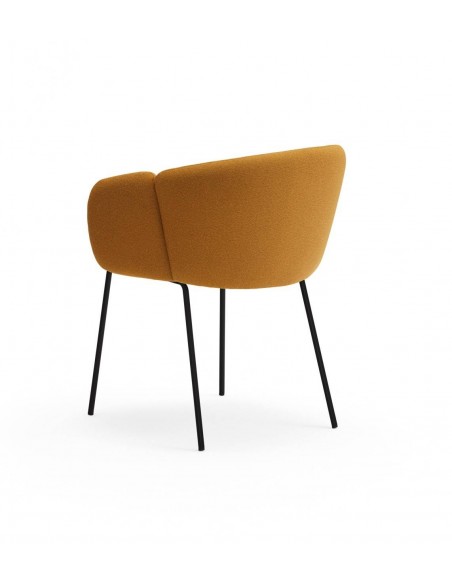 SILLA DE TEULAT ADD CON BRAZOS EN TEJIDO MOSTAZA Y PATAS DE METAL NEGRAS.