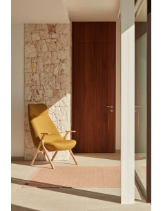 BUTACA TEULAT DINS, TEJIDO MOSTAZA y MADERA. 2