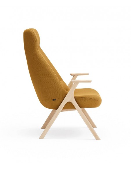 BUTACA TEULAT DINS, TEJIDO MOSTAZA y MADERA.