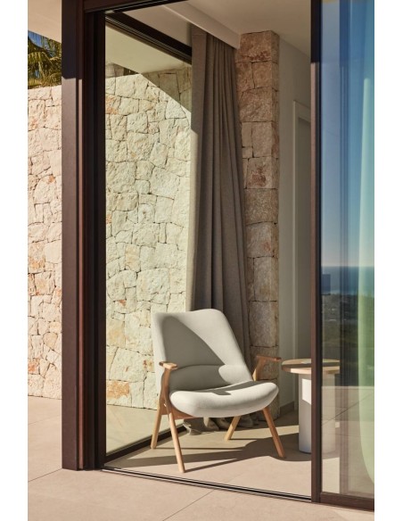 POLTRONA BAIXA TEULAT DINS, TECIDO CREME e MADEIRA.