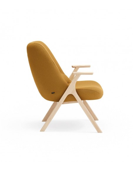 POLTRONA BAIXA TEULAT DINS, TECIDO MOSTARDA e MADEIRA.