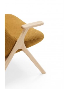 BUTACA BAJA TEULAT DINS ,TEJIDO MOSTAZA y MADERA. 2