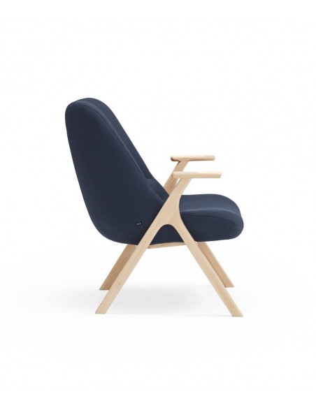 BUTACA BAJA TEULAT DINS, TEJIDO AZUL OSCURO y MADERA.