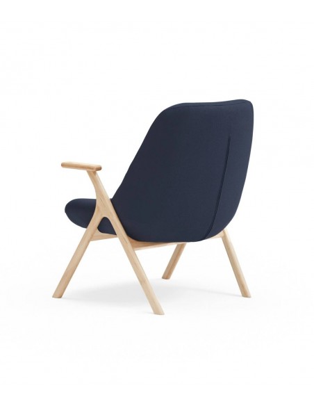 BUTACA BAJA TEULAT DINS, TEJIDO AZUL OSCURO y MADERA.