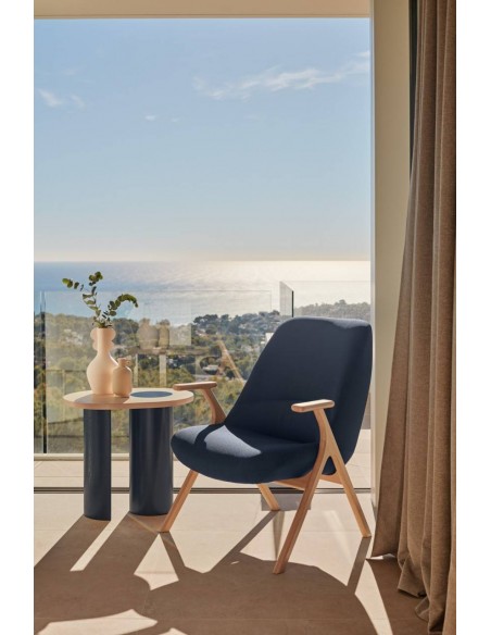 BUTACA BAJA TEULAT DINS, TEJIDO AZUL OSCURO y MADERA.