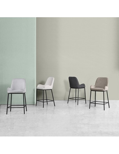 Banqueta baixa MILTON, tecido taupe e metal preto.