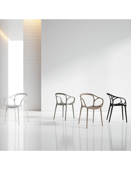 Silla exterior con brazos apilable EILIN en polipropileno.