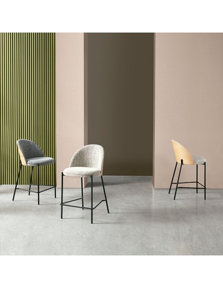 Banqueta baja Eamy 65, tecido Bora e encosto folheado em freixo