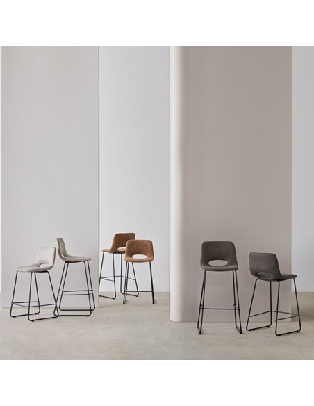 Taburete bajo Zahara 65, tejido suede y patín de metal negro.