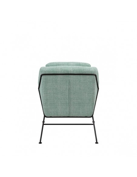 Poltrona Brida em tecido tango e base em metal preto.