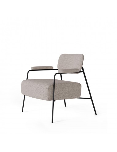 Poltrona BREDA de design retrô com estofamento Lemur e base em metal preto.