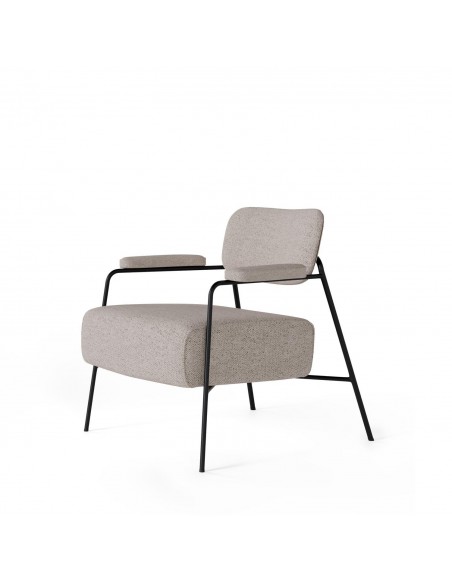 Poltrona BREDA de design retrô com estofamento Lemur e base em metal preto.